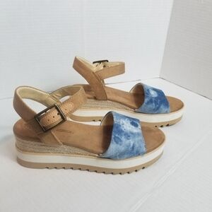 TOMS WOMEN'S BLUE DENIM AND TAN WEDGE SANDALS SIZE 7.5